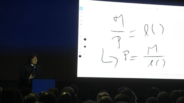 El presidente Javier Milei expuso sus gráficos sobre la economía.