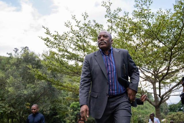 ARCHIVO - El expresidente de República Democrática de Congo Joseph Kabila, llega a una reunión con líderes religiosos en su residencia en Kinyogote, en Goma, una ciudad del este del país controlada por el grupo rebelde M23, el 29 de mayo de 2025. (AP Foto/Moses Sawasawa, archivo)