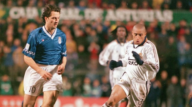 Peter Dubovsky, exjugador del Oviedo, frente a Roberto Carlos el 20 de diciembre de 1998 en el Tartiere.
