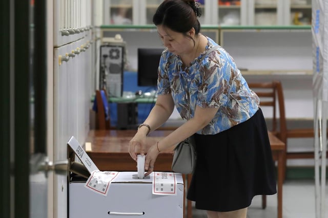 Una mujer deposita su boleto en un centro de votación en Taipéi, Taiwán, el 23 de agosto de 2025, durante una elección que incluye un referendo para la reactivación de la central nuclear de Maanshan. (AP Foto/Chiang Ying-ying)