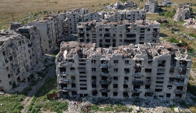 Une vue de drone montre les ruines de bâtiments résidentiels dans la ville abandonnée de Marinka (Maryinka) dans la région de Donetsk, une zone contrôlée par la Russie en Ukraine, le 7 août 2025.