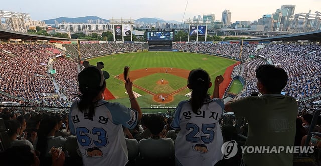 Fans take in a Korea Baseball Organization regular-season game between the home team Doosan Bears and the KT Wiz at Jamsil Baseball Stadium in Seoul on Aug. 23, 2025. (Yonhap)
