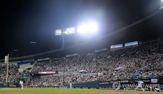 Fans take in a Korea Baseball Organization regular-season game between the home team LG Twins and the Lotte Giants at Jamsil Baseball Stadium in Seoul on Aug. 20, 2025. (Yonhap)