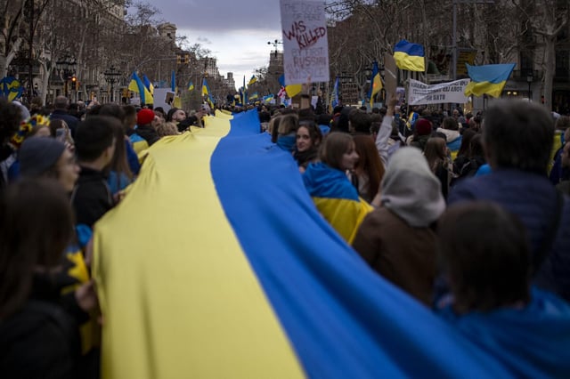 Manifestantes con una bandera de Ucrania en una imagen de archivo.
