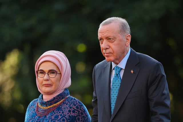 Turkish President Recep Tayyip Erdogan and his wife Emine Erdogan arrive at a dinner for NATO heads of states and government hosted by Dutch King Willem-Alexander and Dutch Queen Maxima, on the sidelines of a NATO Summit, at Huis ten Bosch Palace in The Hague, Netherlands June 24, 2025. REUTERS/Toby Melville/File Photo