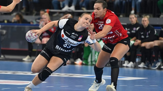 Elin Magnundottir (l.) im Zweikampf mit Jana Leonie Scheib