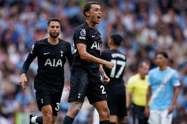 Brennan Johnson del Tottenham celebra tras anotar en el encuentro ante el Manchester City en la Liga Premier el sábado 23 de agosto del 2025. (AP Foto/Dave Thompson)
