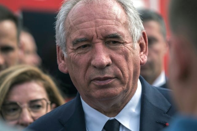 Le Premier ministre français François Bayrou lors d'une visite à un poste de commandement de terrain installé à Saint-Laurent-de-la-Cabrerisse, dans le sud de la France, où un incendie a ravagé une vaste zone le 6 août 2025