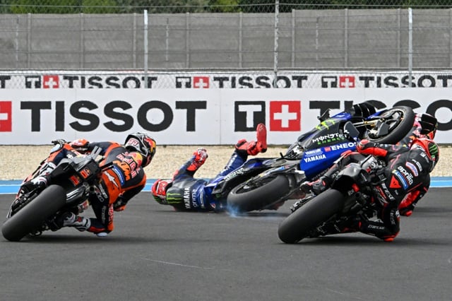 Le pilote français de chez Yamaha, Fabio Quartararo, a chuté dans le premier virage après avoir percuté l'Italien Enea Bastianini lors de la course sprint du Grand Prix de Hongrie, sur le circuit de Balaton Park, le 23 août 2025.