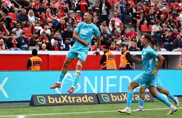 Soccer Football - Bundesliga - Bayer Leverkusen v TSG 1899 Hoffenheim - BayArena, Leverkusen, Germany - August 23, 2025  TSG 1899 Hoffenheim's Tim Lemperle celebrates scoring their second goal with teammates REUTERS/Leon Kuegeler