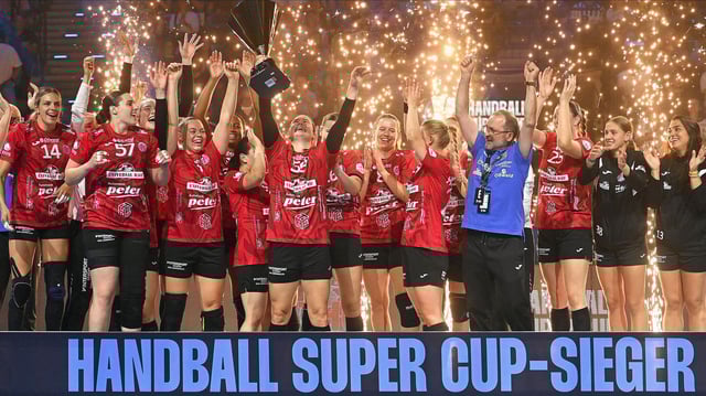 Die Spielerinnen des Thüringer HC feiern während der Siegerehrung beim Handball Super Cup 2025