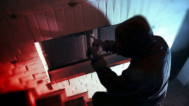 Einbruch in Bochum: Junge Frauen dringen ein, Polizei sucht dringend Zeugen.