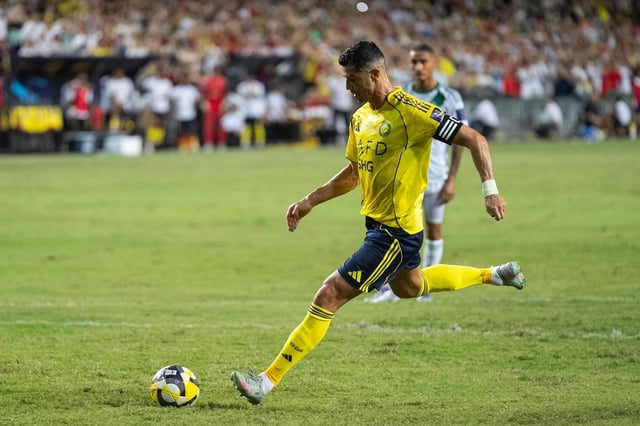Cristiano Ronaldo del Al-Nassr anota un penal en el encuentro de la Supercopa Saudí ante el Al Ahli el sábado 23 de agosto del 2025. (AP Foto/Chan Long Hei)