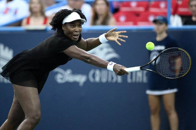 Venus Williams intenta devolver ante Magdalena Frech en el Abierto de Washington, el jueves 24 de julio de 2025. (AP Foto/Nick Wass)