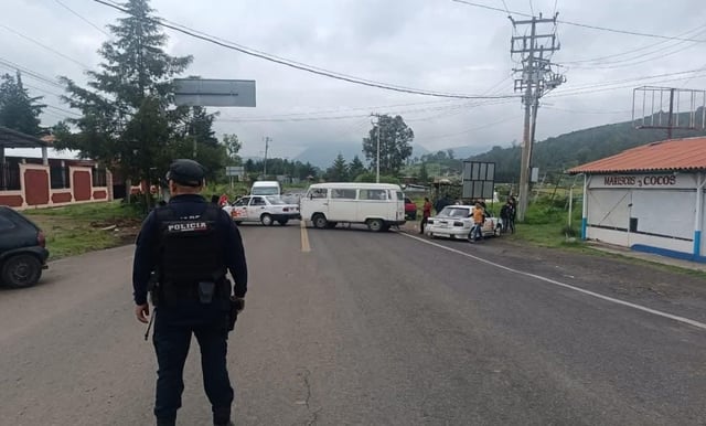 Reportan bloqueo en carretera Pátzcuaro-Quiroga, cerca de Ihuatzio