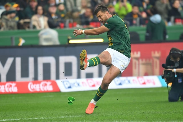 Le Sud-Africain Handre Pollard tape un coup de pied lors de la rencontre de Rugby Championship face à l'Australie, à Cape Town en Afrique du Sud, le 23 août 2025