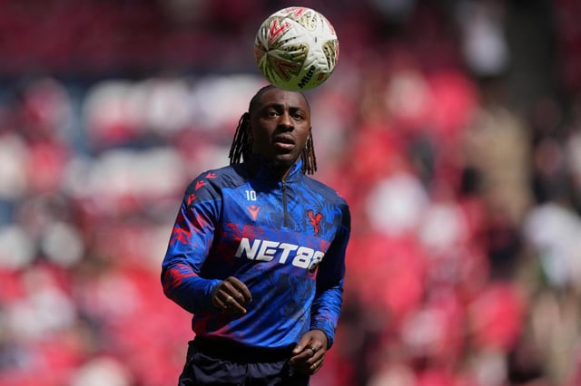 Eberechi Eze del Crystal Palace calienta antes de la final del Community Shield ante el Liverpool en el Estadio de Wembley el domingo 10 de agosto del 2025. (AP Foto/Dave Shopland)
