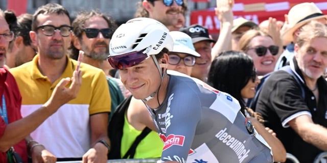 Vuelta 2025, Philipsen trionfa a Novara e si prende tappa e maglia rossa
