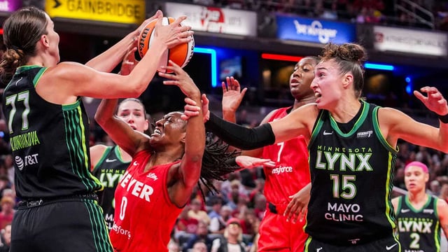Syndication: The Indianapolis Star Minnesota Lynx forward Maria Kliundikova (77) and Indiana Fever guard Kelsey Mitchell (0) fight for the rebound Friday, Aug. 22, 2025, during a game between the Indiana Fever and the Minnesota Lynx at Gainbridge Fieldhouse in Indianapolis. © Grace Smith/IndyStar / USA TODAY NETWORK via Imagn Images