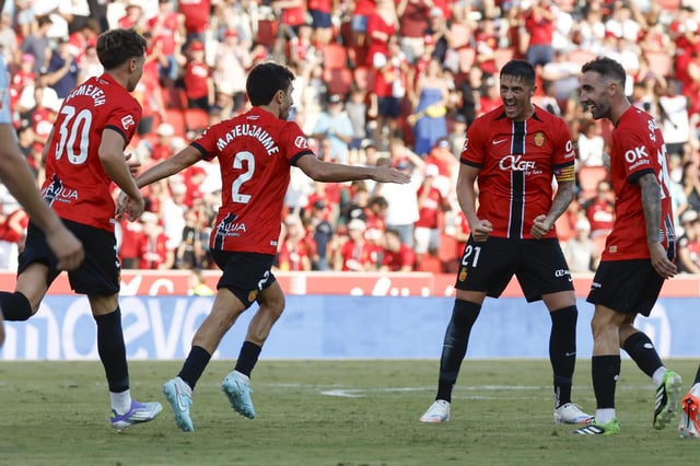 El defensa del Mallorca Mateu Morey celebra con sus compañeros tras marcar ante el Celta, durante el partido de este sábado en el estadio de Son Moix.
