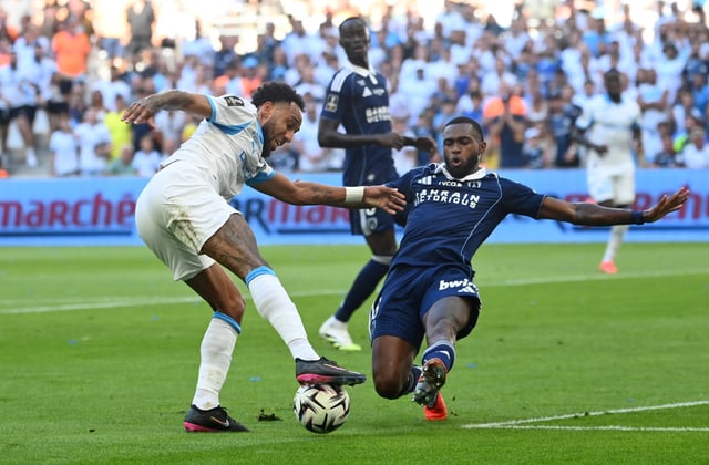 Soccer Football - Ligue 1 - Olympique de Marseille v Paris FC - Orange Velodrome, Marseille, France - August 23, 2025 Olympique de Marseille's Pierre-Emerick Aubameyang in action with Paris FC's Otavio REUTERS/Alexandre Dimou