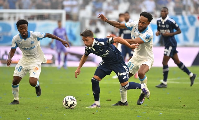 Soccer Football - Ligue 1 - Olympique de Marseille v Paris FC - Orange Velodrome, Marseille, France - August 23, 2025 Paris FC's Maxime Lopez in action with Olympique de Marseille's Angel Gomes and Pierre-Emerick Aubameyang REUTERS/Alexandre Dimou