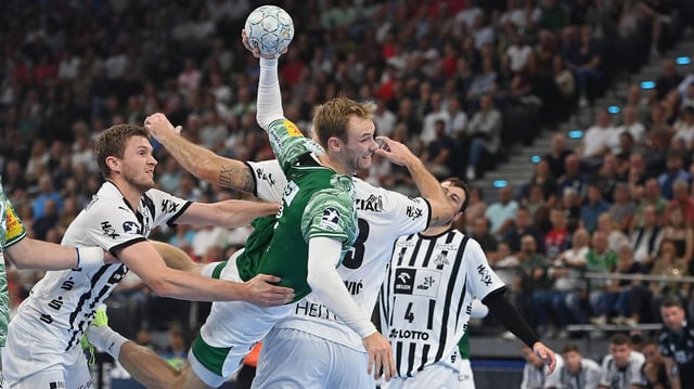 Handball-Supercup: Mehrere Kieler versuchen, Füchse-Star Mathias Gidsel zu stoppen.