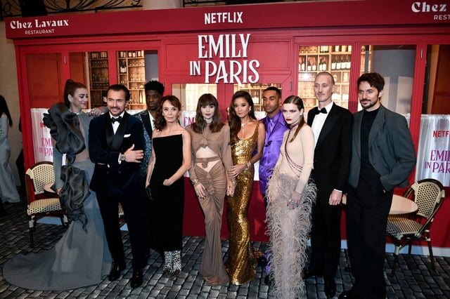 Murió un miembro de la producción de Emily in Paris en pleno rodaje de la serie en Italia