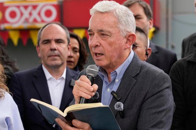 El expresidente colombiano Álvaro Uribe Vélez habla el sábado 23 de agosto de 2025 durante una visita al sitio donde el precandidato y senador Miguel Uribe Turbay fue asesinado tras ser baleado en un mitin político en Bogotá, Colombia. (AP Foto/Fernando Vergara)