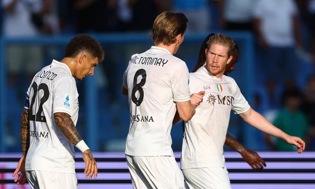 Soccer Football - Serie A - U.S. Sassuolo v Napoli - Mapei Stadium - Citta del Tricolore, Reggio Emilia, Italy - August 23, 2025  Napoli's Scott McTominay celebrates scoring their first goal with Napoli's Giovanni Di Lorenzo and Napoli's Kevin De Bruyne REUTERS/Ciro De Luca