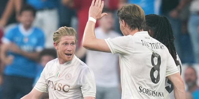 Napoli è passato e presente: McTominay e De Bruyne, Sassuolo piegato. Lecce indenne in casa Genoa
