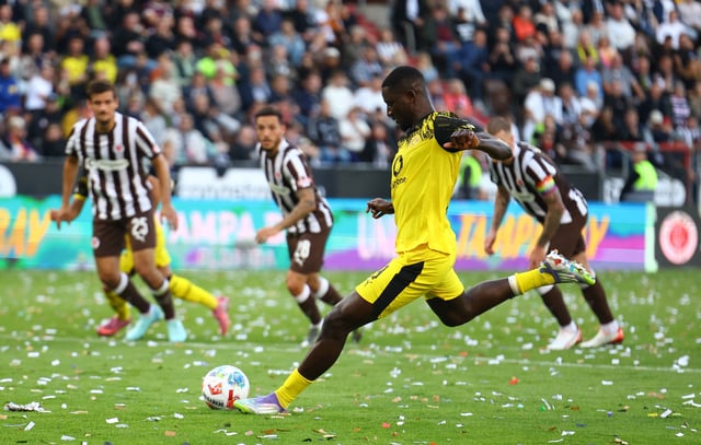Soccer Football - Bundesliga - St. Pauli v Borussia Dortmund - Millerntor-Stadion, Hamburg, Germany - August 23, 2025  Borussia Dortmund's Serhou Guirassy misses from the penalty spot REUTERS/Lisi Niesner