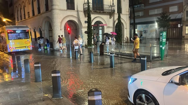 La calle Francesc Layret de Badalona, a la altura del Ayuntamiento, completamente anegada de agua tras la lluvia torrencial