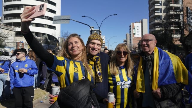 Los hinchas Canallas se congregan en los alrededores del Gigante de Arroyito antes del clásico.