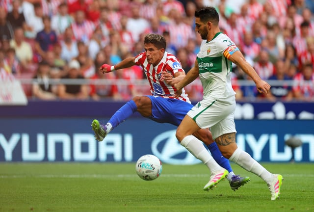Soccer Football - LaLiga - Atletico Madrid v Elche - Riyadh Air Metropolitano, Madrid, Spain - August 23, 2025 Atletico Madrid's Giuliano Simeone in action with Elche's Pedro Bigas REUTERS/Isabel Infantes
