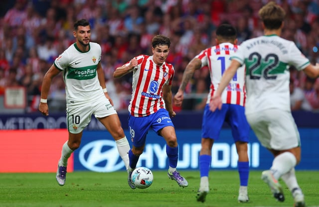 Soccer Football - LaLiga - Atletico Madrid v Elche - Riyadh Air Metropolitano, Madrid, Spain - August 23, 2025 Atletico Madrid's Julian Alvarez in action with Elche's Rafa Mir REUTERS/Isabel Infantes