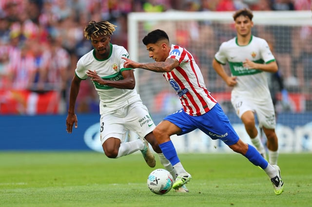 Soccer Football - LaLiga - Atletico Madrid v Elche - Riyadh Air Metropolitano, Madrid, Spain - August 23, 2025 Atletico Madrid's Thiago Almada in action with Elche's John Donald REUTERS/Isabel Infantes