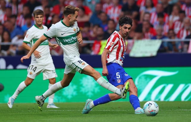 Soccer Football - LaLiga - Atletico Madrid v Elche - Riyadh Air Metropolitano, Madrid, Spain - August 23, 2025 Atletico Madrid's Johnny Cardoso in action with Elche's Marc Aguado REUTERS/Isabel Infantes