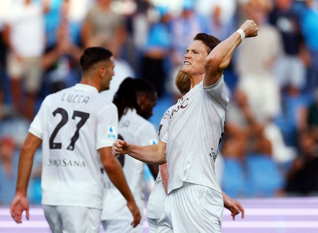 Soccer Football - Serie A - U.S. Sassuolo v Napoli - Mapei Stadium - Citta del Tricolore, Reggio Emilia, Italy - August 23, 2025  Napoli's Scott McTominay celebrates scoring their first goal REUTERS/Ciro De Luca     TPX IMAGES OF THE DAY
