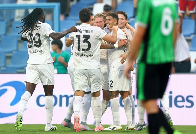 Soccer Football - Serie A - U.S. Sassuolo v Napoli - Mapei Stadium - Citta del Tricolore, Reggio Emilia, Italy - August 23, 2025  Napoli's Kevin De Bruyne celebrates scoring their second goal with teammates REUTERS/Ciro De Luca