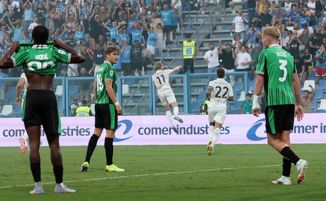 Soccer Football - Serie A - U.S. Sassuolo v Napoli - Mapei Stadium - Citta del Tricolore, Reggio Emilia, Italy - August 23, 2025  Napoli's Kevin De Bruyne celebrates scoring their second goal with Napoli's Giovanni Di Lorenzo as U.S. Sassuolo's Filippo Romagna reacts REUTERS/Ciro De Luca