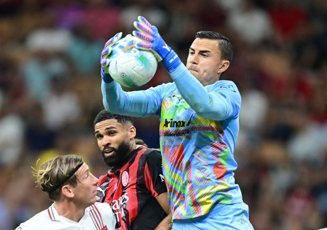 Soccer Football - Serie A - AC Milan v Cremonese - San Siro, Milan, Italy - August 23, 2025 Cremonese's Emil Audero in action REUTERS/Daniele Mascolo