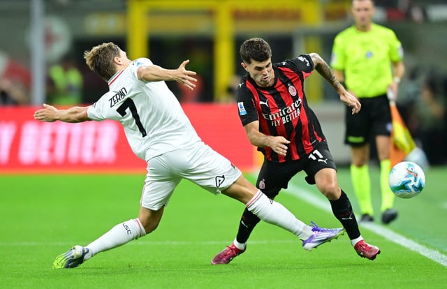 Soccer Football - Serie A - AC Milan v Cremonese - San Siro, Milan, Italy - August 23, 2025 Cremonese's Alessio Zerbin in action with AC Milan's Christian Pulisic REUTERS/Daniele Mascolo