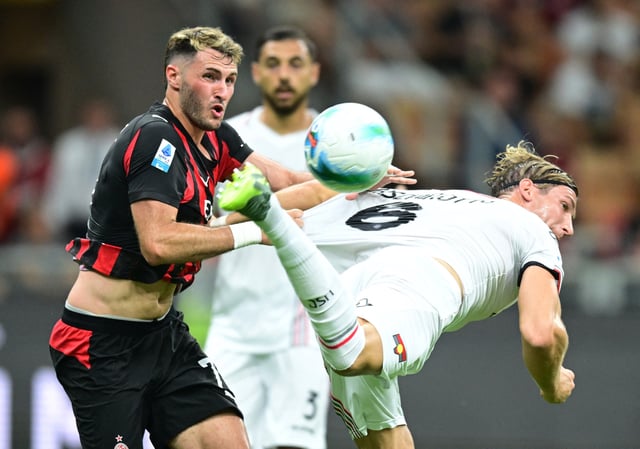 Soccer Football - Serie A - AC Milan v Cremonese - San Siro, Milan, Italy - August 23, 2025 AC Milan's Santiago Gimenez in action with Cremonese's Federico Baschirotto REUTERS/Daniele Mascolo