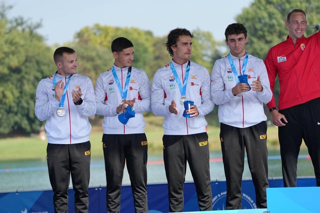 El equipo español, en el podio con su medalla de plata.