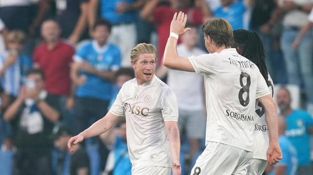 Kevin de Bruyne jubelt mit seinen Teamkollegen