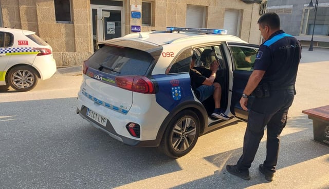 El conductor del coche implicado fue trasladado anoche por agentes de la Policía Local al cuartel de la Guardia Civil.