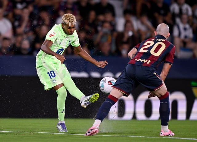 Soccer Football - LaLiga - Levante v FC Barcelona - Esatdio Ciudad de Valencia, Valencia, Spain - August 23, 2025 FC Barcelona's Lamine Yamal in action with Levante's Oriol Rey REUTERS/Pablo Morano