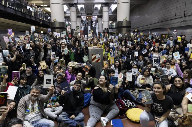 Por el Día del Lector, más de 300 personas leyeron en el subte D desde Catedral hasta Congreso de Tucumán