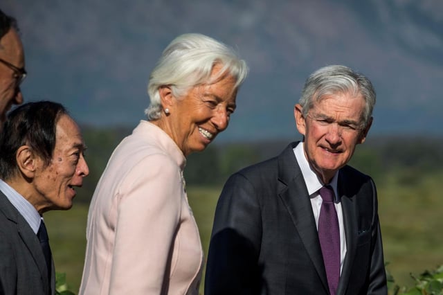La presidenta del Banco Central Europeo (BCE), Christine Lagarde, centro, camina acompañada por el presidente de la Reserva Federal de Estados Unidos, Jerome Powell, derecha, y Kazuo Ueda, gobernador del Banco de Japón, fuera del Jackson Lake Lodge, durante un receso en el Simposio de Política Económica de Jackson Hole en Moran, Wyoming, el viernes 22 de agosto de 2025. (AP Foto/Amber Baesler)